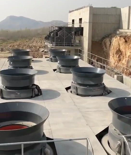 大型破碎生產(chǎn)線現(xiàn)場 大型破碎生產(chǎn)線現(xiàn)場