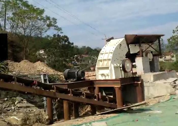 錘式的打砂機(jī)工作現(xiàn)場(chǎng) 錘式的打砂機(jī)工作現(xiàn)場(chǎng)