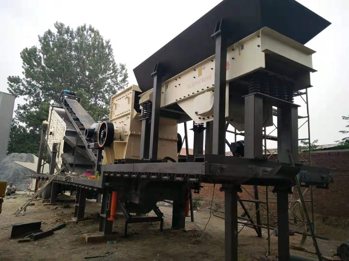 移動(dòng)款箱式破碎篩分一體機(jī) 移動(dòng)款箱式破碎篩分一體機(jī)