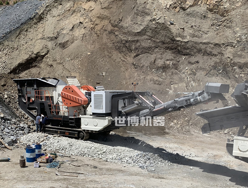 履帶式顎破工作現(xiàn)場(chǎng) 履帶式顎破工作現(xiàn)場(chǎng)