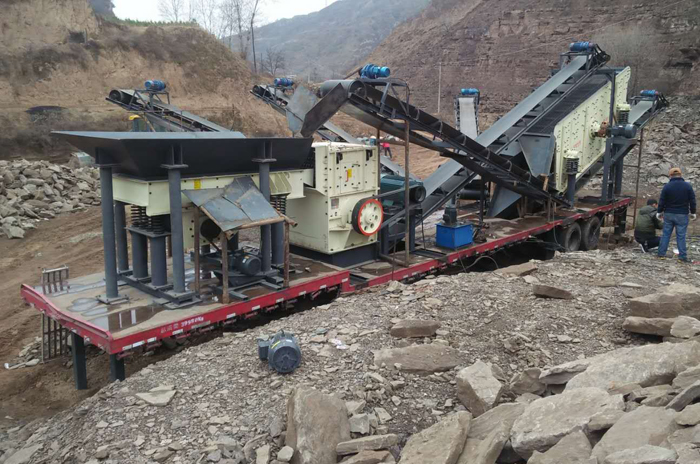 移動(dòng)箱型重錘破碎機(jī)安裝現(xiàn)場(chǎng) 移動(dòng)箱型重錘破碎機(jī)安裝現(xiàn)場(chǎng)