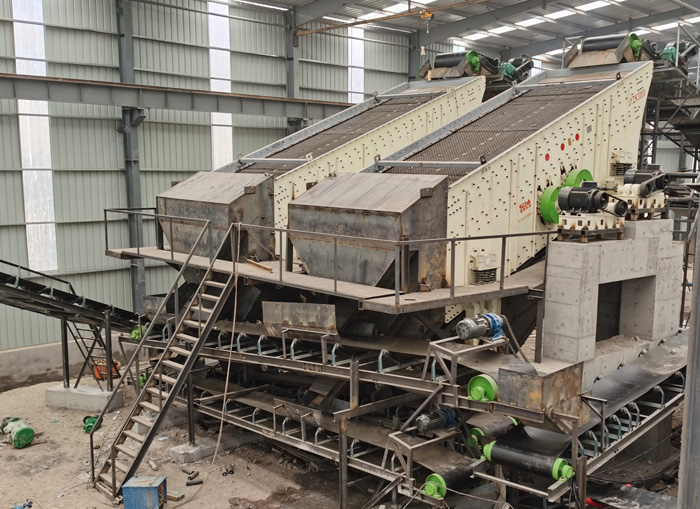 大型多層振動(dòng)篩安裝現(xiàn)場(chǎng) 大型多層振動(dòng)篩安裝現(xiàn)場(chǎng)