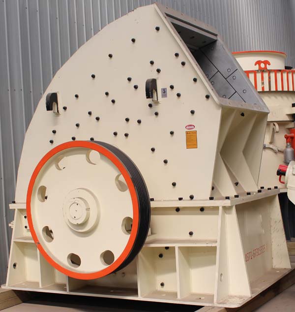 重錘破碎機(jī)生產(chǎn)車間組裝完畢