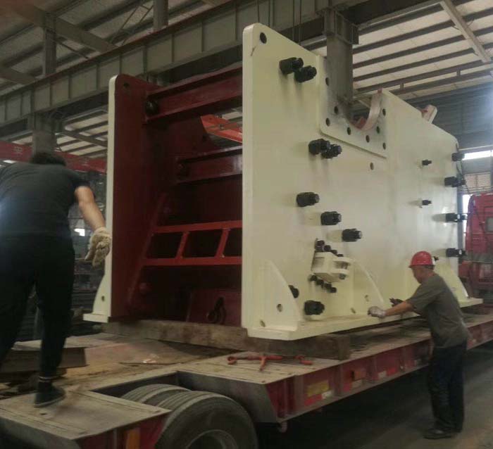 大型顎式破碎機(jī)裝車發(fā)貨了 大型顎式破碎機(jī)裝車發(fā)貨了