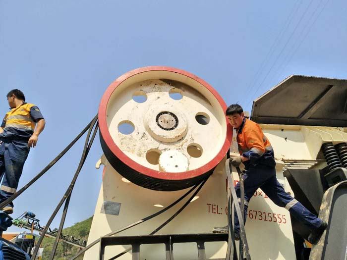 大型顎式破碎機(jī)安裝現(xiàn)場 大型顎式破碎機(jī)安裝現(xiàn)場