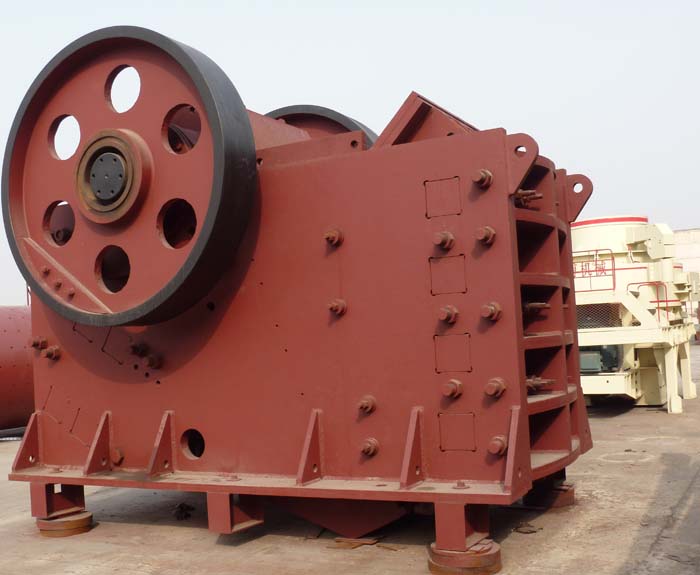 大型顎式破碎機(jī)組裝完成 大型顎式破碎機(jī)組裝完成