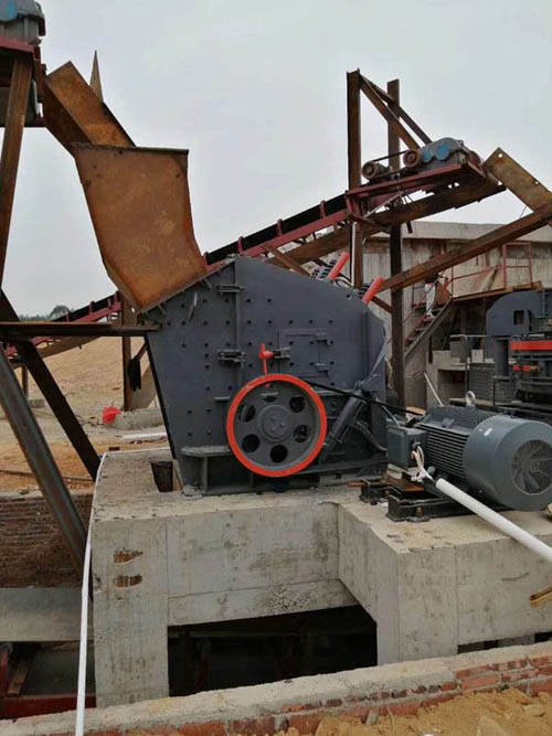 歐版反擊式破碎機安裝現(xiàn)場 歐版反擊式破碎機安裝現(xiàn)場