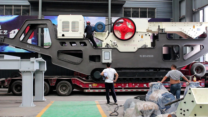 全移動破碎機(jī)裝車發(fā)貨了 全移動破碎機(jī)裝車發(fā)貨了