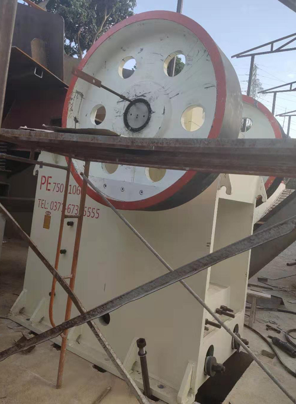 PE750*1060顎破安裝現(xiàn)場 PE750*1060顎破安裝現(xiàn)場