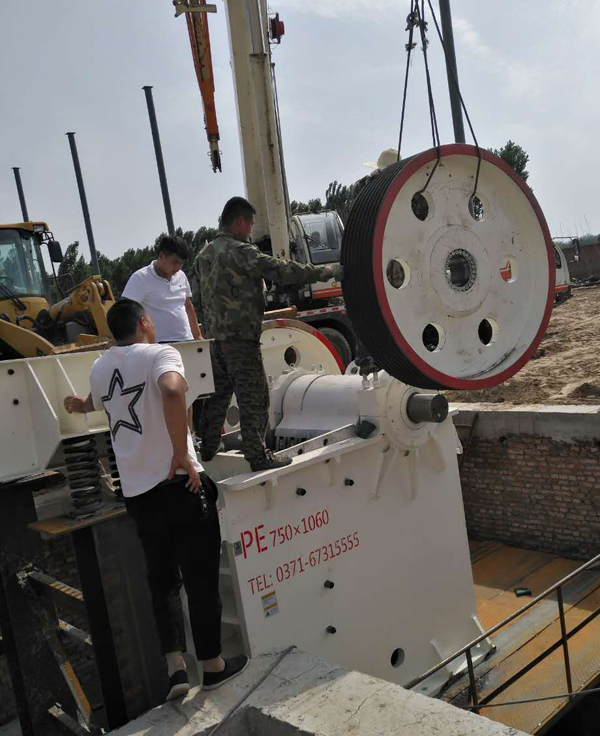 PE750*1060顎破機安裝現(xiàn)場圖 PE750*1060顎破機安裝現(xiàn)場圖