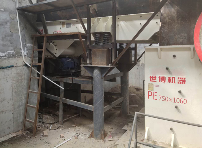 PE750*1060顎式破碎機安裝振動給料機 PE750*1060顎式破碎機安裝振動給料機