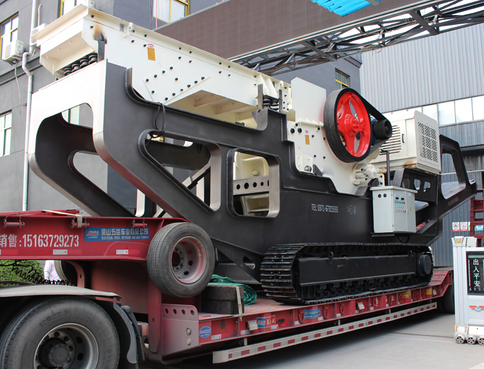 履帶移動式粉碎石頭的機(jī)械 履帶移動式粉碎石頭的機(jī)械