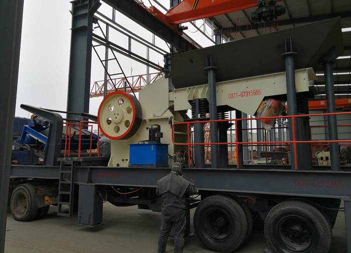 輪胎式移動石頭粉碎機(jī)械正在安裝中 輪胎式移動石頭粉碎機(jī)械正在安裝中