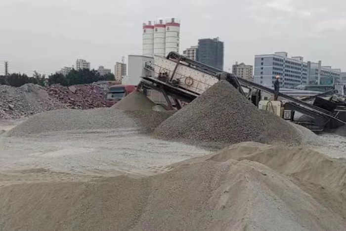 履帶移動磕石子機(jī)生產(chǎn)石子現(xiàn)場圖 履帶移動磕石子機(jī)生產(chǎn)石子現(xiàn)場圖