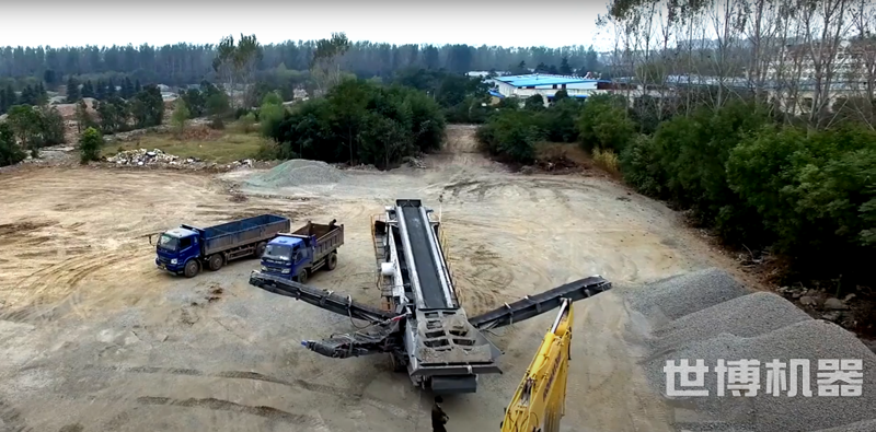 履帶式磕石機工作現(xiàn)場 履帶式磕石機工作現(xiàn)場