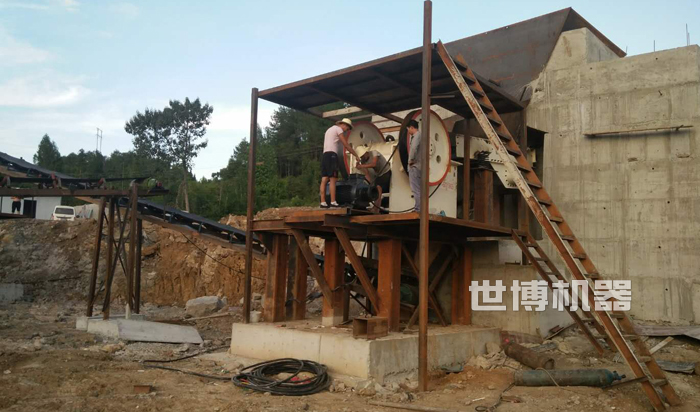 鵝卵石顎式破碎機安裝現(xiàn)場 鵝卵石顎式破碎機安裝現(xiàn)場