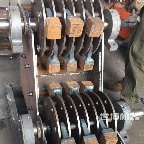 雙轉(zhuǎn)子錘式破碎機(jī)的內(nèi)部細(xì)節(jié) 雙轉(zhuǎn)子錘式破碎機(jī)的內(nèi)部細(xì)節(jié)