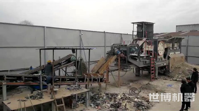 移動破碎站雙機搭配破碎建筑垃圾現(xiàn)場 移動破碎站雙機搭配破碎建筑垃圾現(xiàn)場