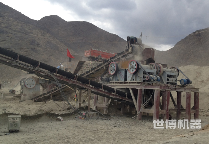 第一步，破碎生產(chǎn)線對(duì)石頭先粗破一次