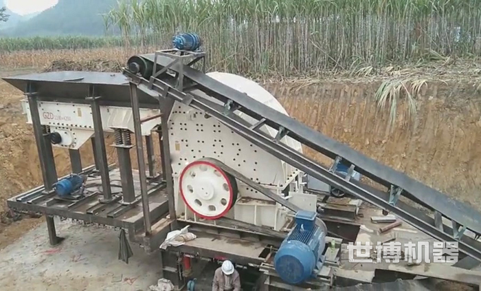 大型重錘式移動(dòng)破碎機(jī) 大型重錘式移動(dòng)破碎機(jī)