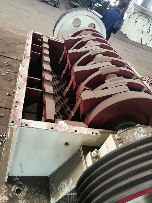 錘式破碎機內(nèi)部的轉子和錘頭 錘式破碎機內(nèi)部的轉子和錘頭