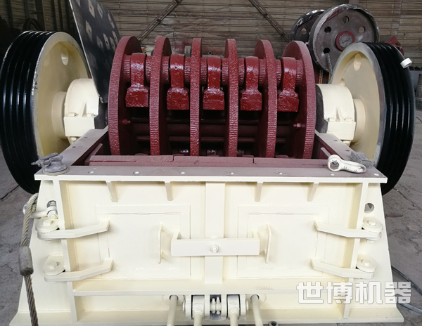 重錘式破碎機(jī)的內(nèi)部 重錘式破碎機(jī)的內(nèi)部