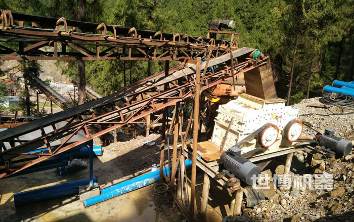 雙轉(zhuǎn)子制砂機(jī)的安裝現(xiàn)場(chǎng) 雙轉(zhuǎn)子制砂機(jī)的安裝現(xiàn)場(chǎng)