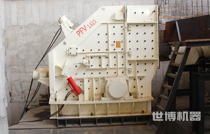 大型反擊破PFV1315大型反擊破安裝現(xiàn)場(chǎng)