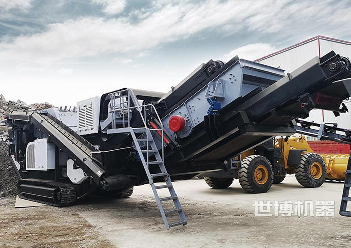 履帶式建筑垃圾粉碎機(jī)工作現(xiàn)場(chǎng) 履帶式建筑垃圾粉碎機(jī)工作現(xiàn)場(chǎng)