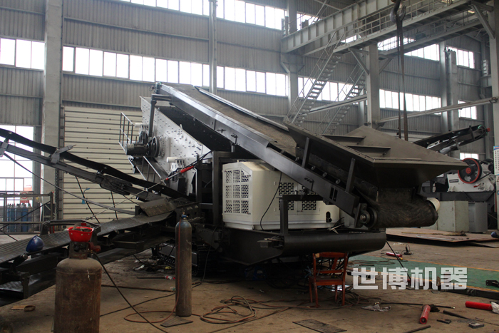 履帶式振動篩沙機(jī) 履帶式振動篩沙機(jī)