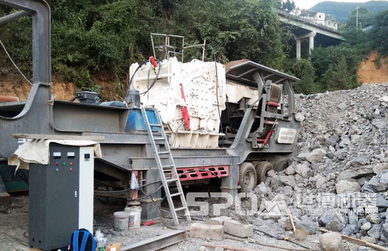 移動(dòng)式破碎站生產(chǎn)石子現(xiàn)場(chǎng)