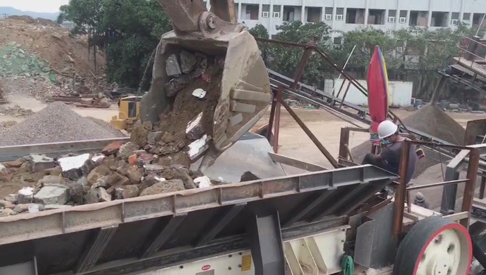 建筑垃圾破碎機工作現(xiàn)場