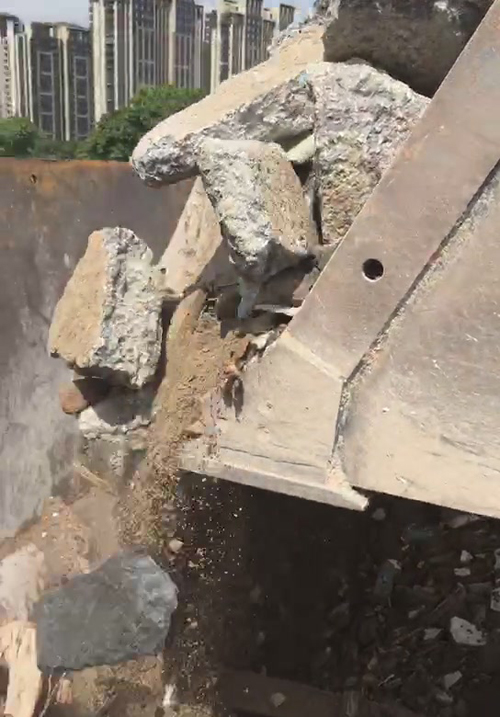 建筑垃圾給料現(xiàn)場