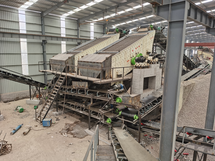 振動篩安裝現(xiàn)場 振動篩安裝現(xiàn)場