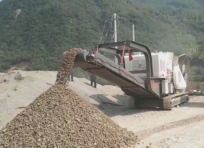 履帶式破碎站生產(chǎn)石子現(xiàn)場圖 履帶式破碎站生產(chǎn)石子現(xiàn)場圖