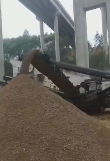 履帶破碎站在高鐵現(xiàn)場工作 履帶破碎站在高鐵現(xiàn)場工作