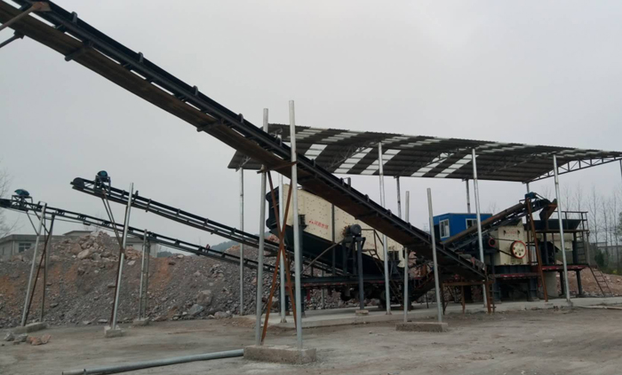 移動(dòng)箱式粉碎機(jī)工作現(xiàn)場(chǎng) 移動(dòng)箱式粉碎機(jī)工作現(xiàn)場(chǎng)