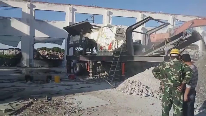 建筑垃圾粉碎現(xiàn)場(chǎng) 建筑垃圾粉碎現(xiàn)場(chǎng)