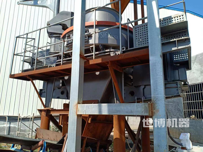 風(fēng)化石制砂機(jī)安裝現(xiàn)場(chǎng) 風(fēng)化石制砂機(jī)安裝現(xiàn)場(chǎng)