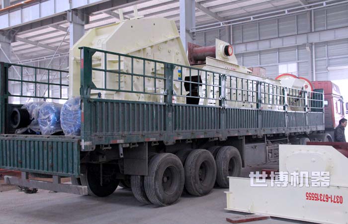 反擊式破碎機(jī)裝車發(fā)貨了 反擊式破碎機(jī)裝車發(fā)貨了