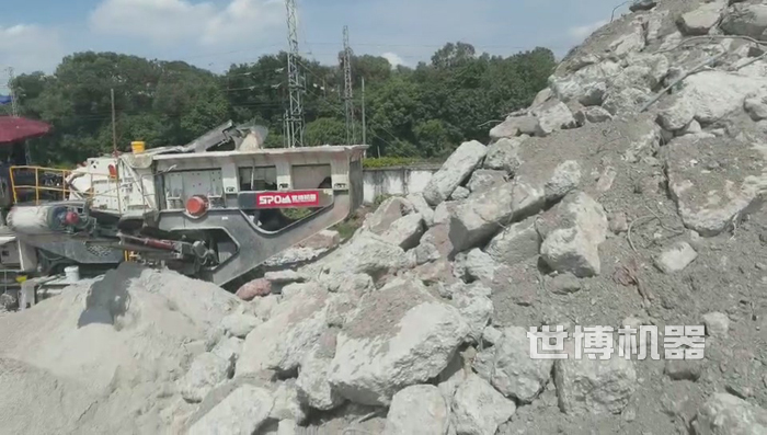 履帶式破碎站粉碎建筑垃圾現(xiàn)場圖 履帶式破碎站粉碎建筑垃圾現(xiàn)場圖