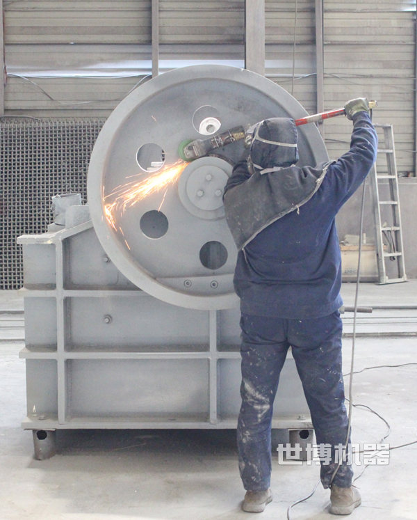 微型顎破機工人正在加工 微型顎破機工人正在加工