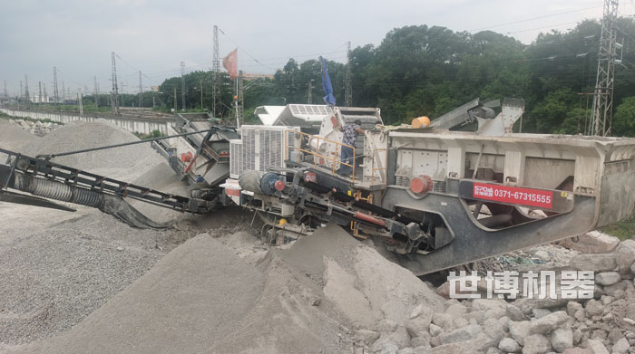 履帶式破碎站工作現(xiàn)場 履帶式破碎站工作現(xiàn)場