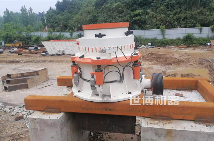 圓錐破碎機安裝現(xiàn)場 圓錐破碎機安裝現(xiàn)場