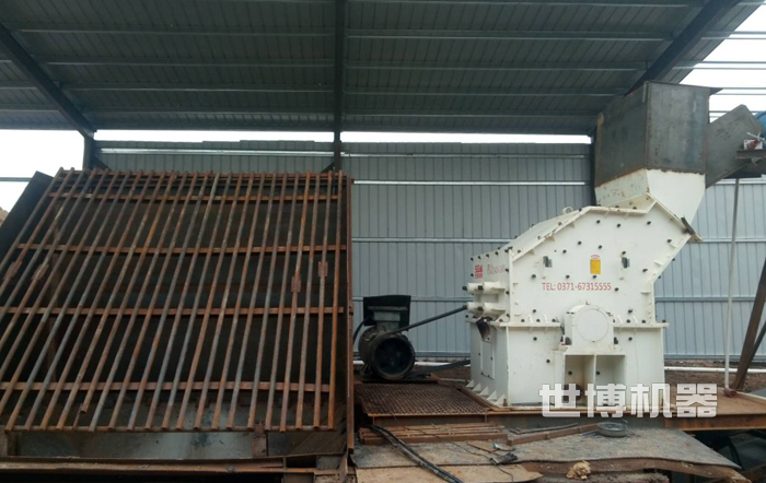 小型細(xì)碎機(jī)安裝現(xiàn)場(chǎng) 小型細(xì)碎機(jī)安裝現(xiàn)場(chǎng)