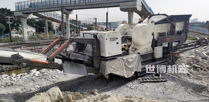 履帶式SC106L液壓巖石破碎機破碎混凝土塊現(xiàn)場 履帶式SC106L液壓巖石破碎機破碎混凝土塊現(xiàn)場