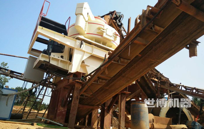 立式制砂機(jī)安裝現(xiàn)場(chǎng) 立式制砂機(jī)安裝現(xiàn)場(chǎng)