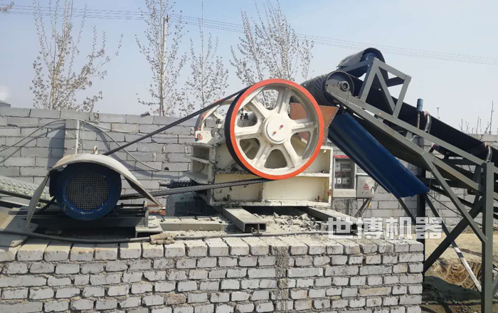 250*1000小型顎式破碎機安裝現(xiàn)場 250*1000小型顎式破碎機安裝現(xiàn)場