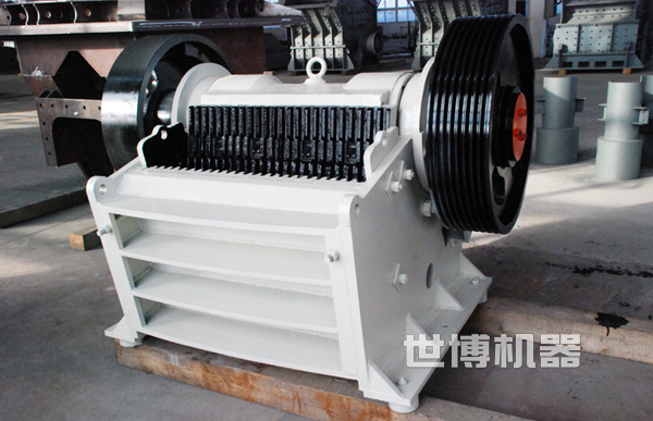 鄂式破碎機的生產(chǎn)車間 鄂式破碎機的生產(chǎn)車間