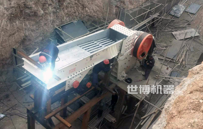 喂料機(jī)的安裝現(xiàn)場(chǎng) 喂料機(jī)的安裝現(xiàn)場(chǎng)